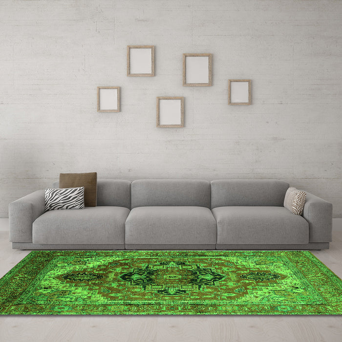 Machine Washable Persian Green Traditional Area Rugs in a Living Room,, wshurb2632grn