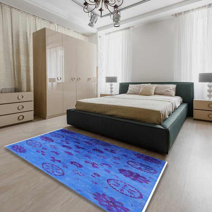 Mid-Century Modern Blue Orchid Blue Oriental Rug in a Bedroom, urb2651