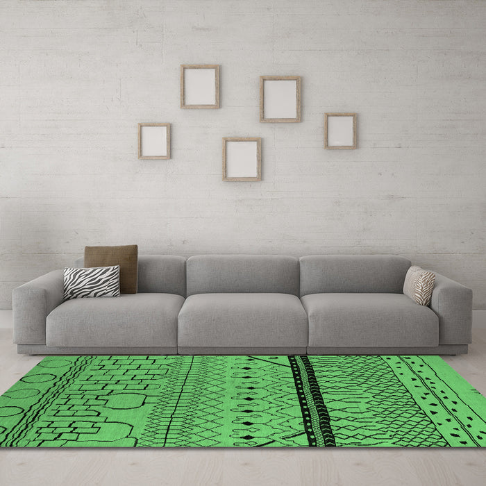 Machine Washable Solid Emerald Green Modern Area Rugs in a Living Room,, wshurb2701emgrn