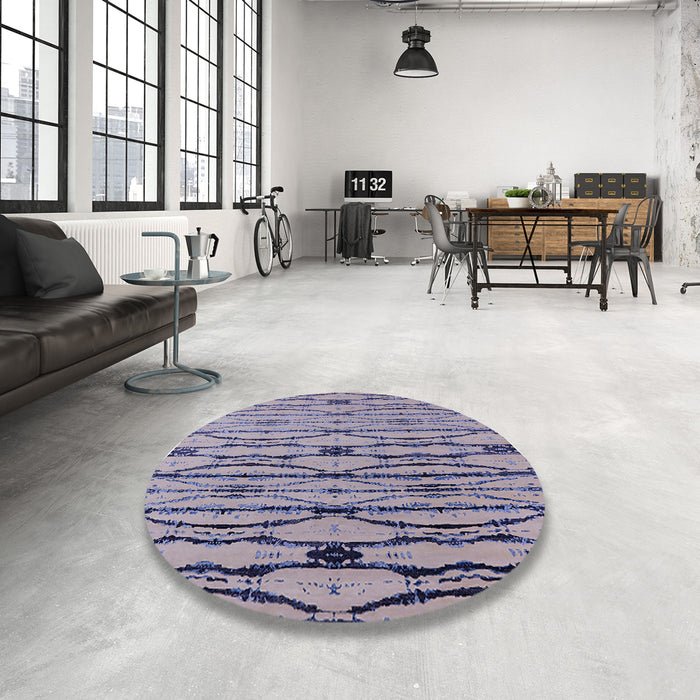 Round Mid-Century Modern Lilac Purple Oriental Rug in a Office, urb2729