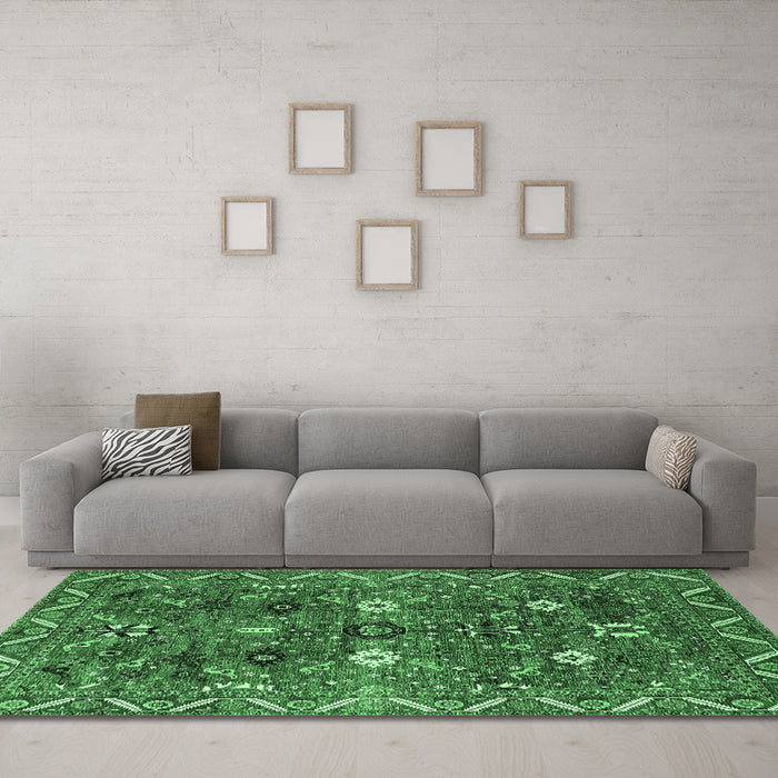 Machine Washable Oriental Emerald Green Traditional Area Rugs in a Living Room,, wshurb2843emgrn