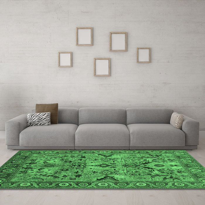 Machine Washable Oriental Emerald Green Traditional Area Rugs in a Living Room,, wshurb2844emgrn
