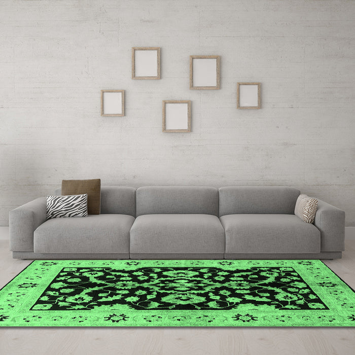 Machine Washable Oriental Emerald Green Traditional Area Rugs in a Living Room,, wshurb2861emgrn