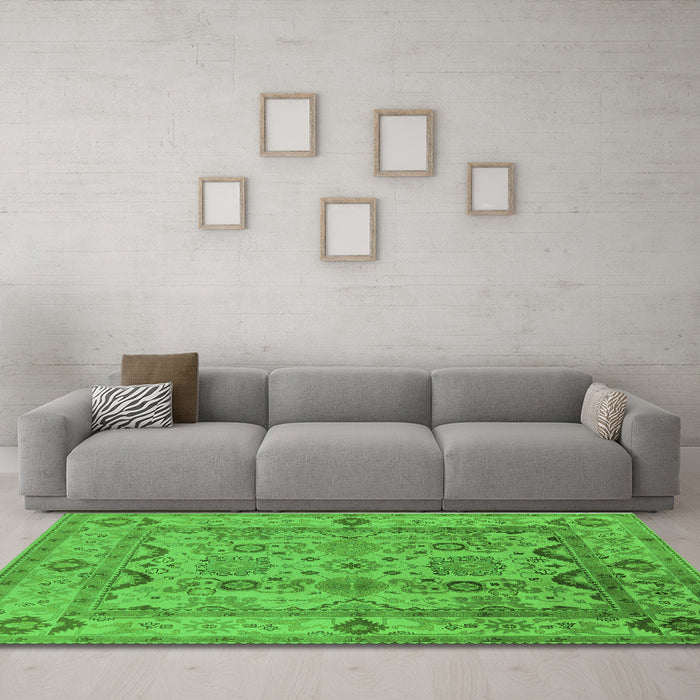 Machine Washable Oriental Green Traditional Area Rugs in a Living Room,, wshurb2888grn