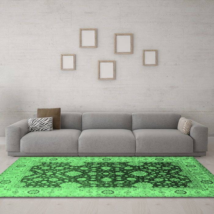 Machine Washable Oriental Emerald Green Traditional Area Rugs in a Living Room,, wshurb2917emgrn