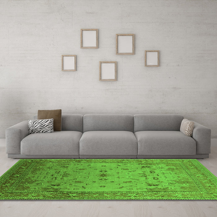 Machine Washable Oriental Green Traditional Area Rugs in a Living Room,, wshurb2921grn
