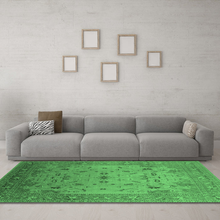 Machine Washable Oriental Emerald Green Traditional Area Rugs in a Living Room,, wshurb2921emgrn