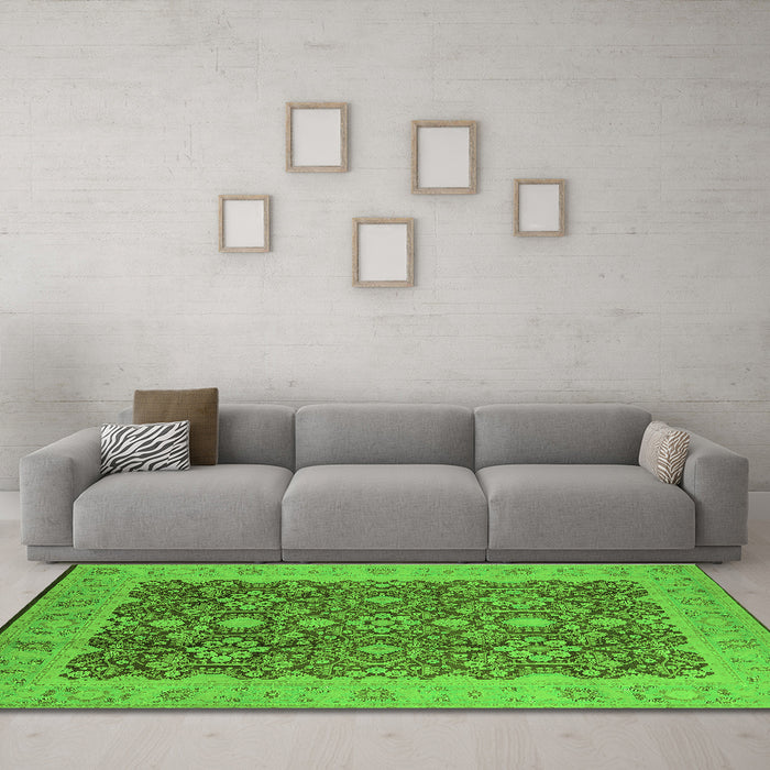 Machine Washable Oriental Green Traditional Area Rugs in a Living Room,, wshurb2922grn