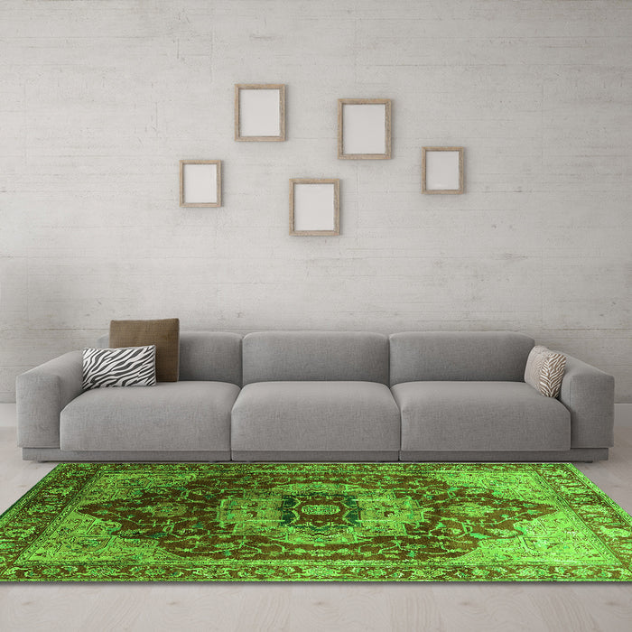 Machine Washable Persian Green Traditional Area Rugs in a Living Room,, wshurb2930grn