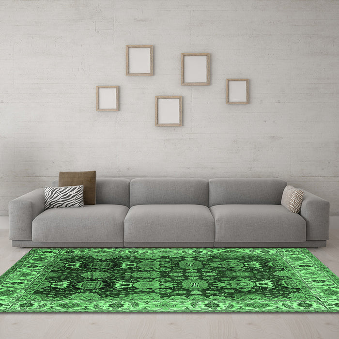 Machine Washable Oriental Emerald Green Traditional Area Rugs in a Living Room,, wshurb2933emgrn