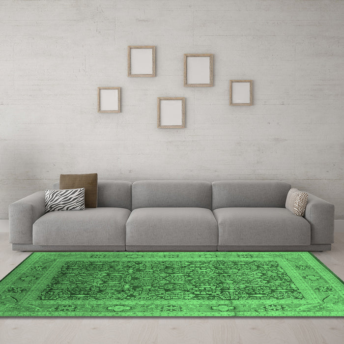 Machine Washable Oriental Emerald Green Traditional Area Rugs in a Living Room,, wshurb2934emgrn