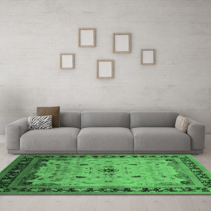 Machine Washable Oriental Emerald Green Traditional Area Rugs in a Living Room,, wshurb2943emgrn
