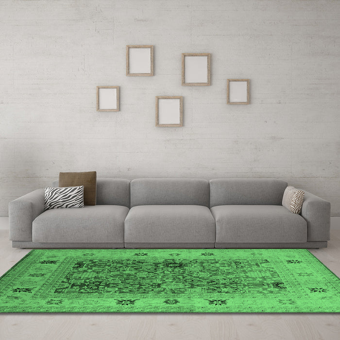 Machine Washable Oriental Emerald Green Traditional Area Rugs in a Living Room,, wshurb2947emgrn