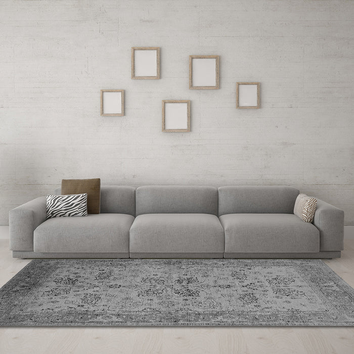 Machine Washable Oriental Gray Traditional Rug in a Living Room,, wshurb2951gry