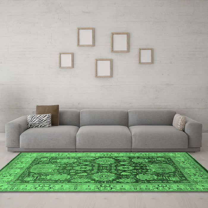 Machine Washable Oriental Emerald Green Traditional Area Rugs in a Living Room,, wshurb2952emgrn