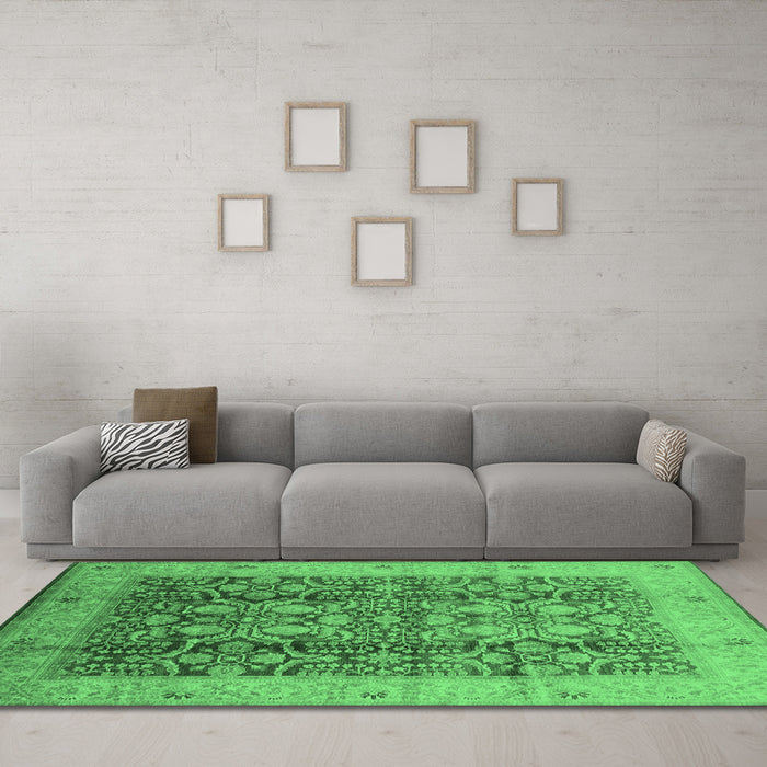 Machine Washable Oriental Emerald Green Traditional Area Rugs in a Living Room,, wshurb2984emgrn