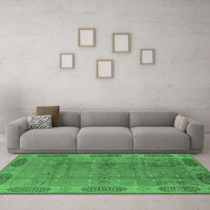 Machine Washable Oriental Emerald Green Traditional Area Rugs in a Living Room,, wshurb2992emgrn