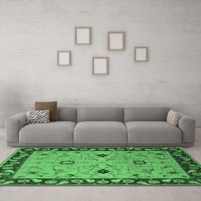 Machine Washable Oriental Emerald Green Traditional Area Rugs in a Living Room,, wshurb2998emgrn