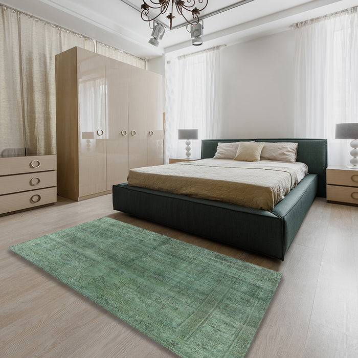 Mid-Century Modern Pine Green Oriental Rug in a Bedroom, urb3243