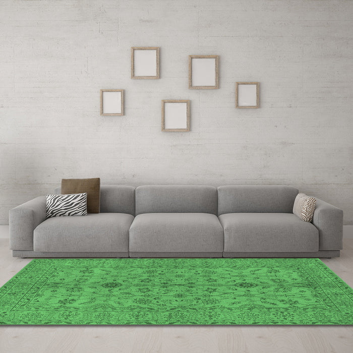 Machine Washable Oriental Emerald Green Traditional Area Rugs in a Living Room,, wshurb454emgrn
