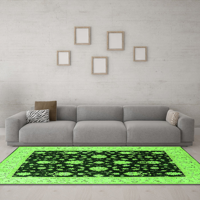 Machine Washable Oriental Green Traditional Area Rugs in a Living Room,, wshurb475grn