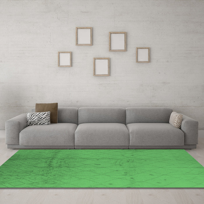 Machine Washable Solid Emerald Green Modern Area Rugs in a Living Room,, wshurb488emgrn