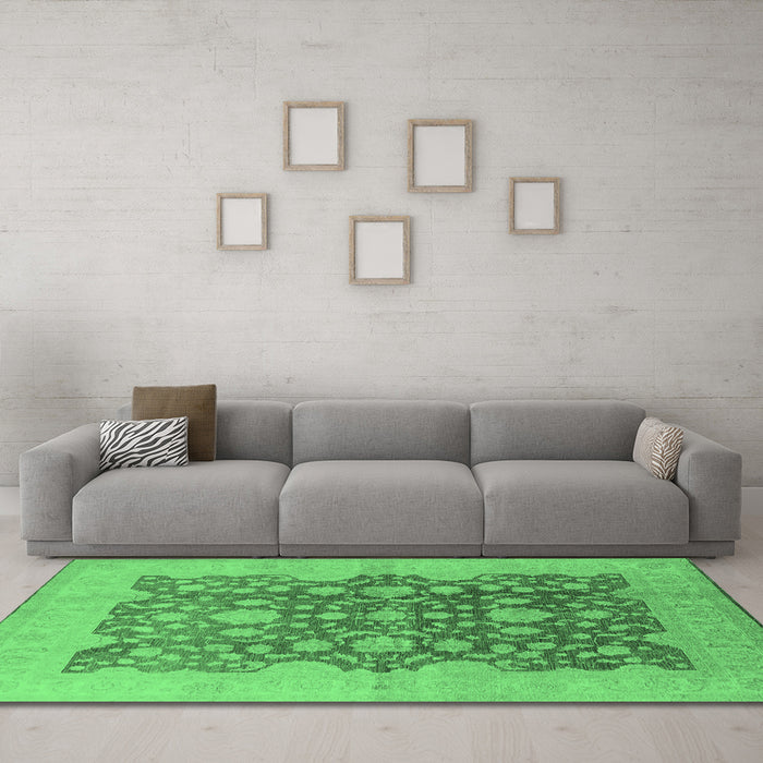 Machine Washable Oriental Emerald Green Traditional Area Rugs in a Living Room,, wshurb491emgrn