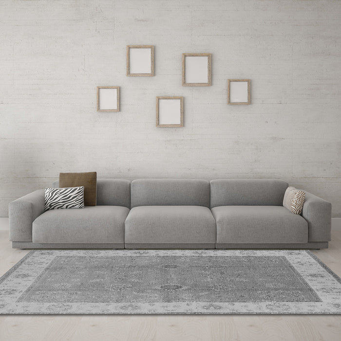 Machine Washable Oriental Gray Traditional Rug in a Living Room,, wshurb497gry