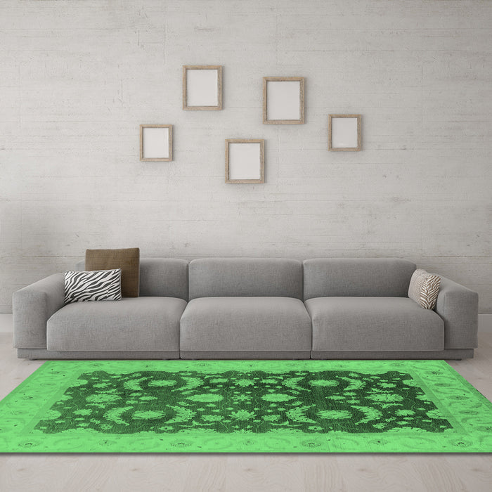 Machine Washable Oriental Emerald Green Traditional Area Rugs in a Living Room,, wshurb499emgrn