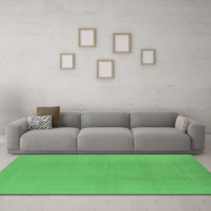 Machine Washable Solid Emerald Green Modern Area Rugs in a Living Room,, wshurb502emgrn