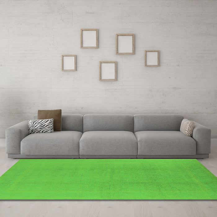 Machine Washable Solid Green Modern Area Rugs in a Living Room,, wshurb502grn
