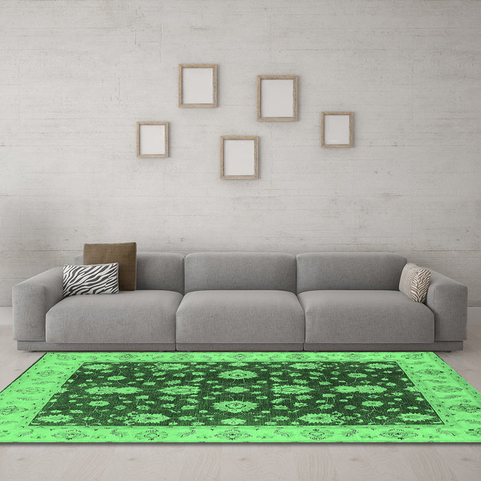 Machine Washable Oriental Emerald Green Traditional Area Rugs in a Living Room,, wshurb506emgrn