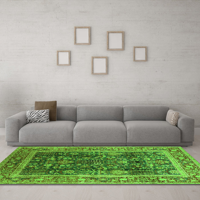 Machine Washable Oriental Green Traditional Area Rugs in a Living Room,, wshurb513grn