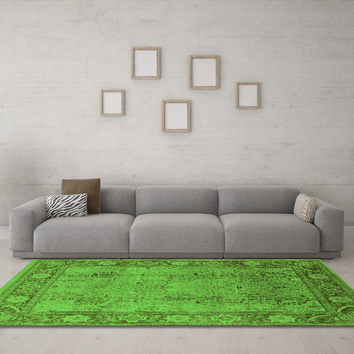 Machine Washable Oriental Green Traditional Area Rugs in a Living Room,, wshurb515grn