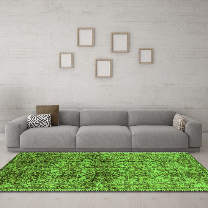 Machine Washable Oriental Green Traditional Area Rugs in a Living Room,, wshurb517grn