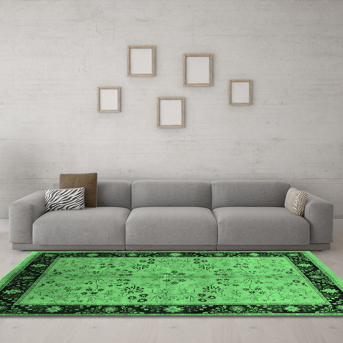Machine Washable Oriental Emerald Green Traditional Area Rugs in a Living Room,, wshurb518emgrn