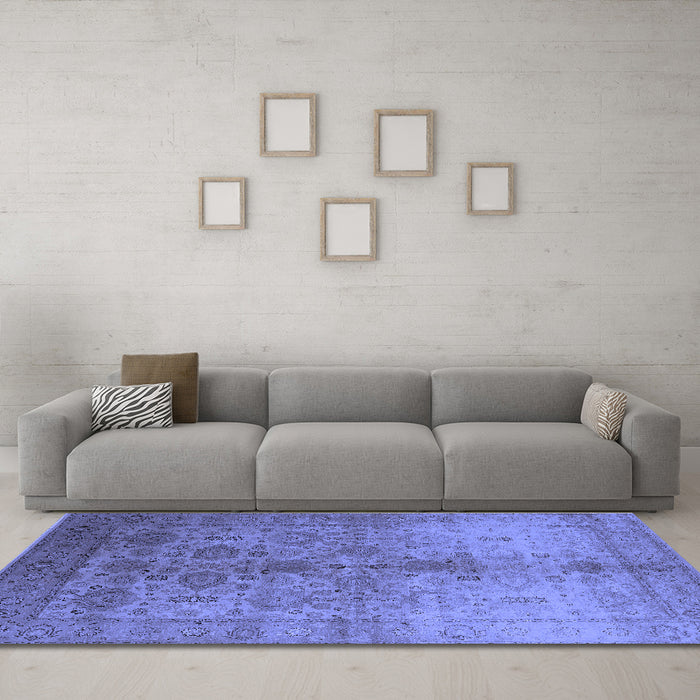 Machine Washable Oriental Blue Traditional Rug in a Living Room, wshurb520blu