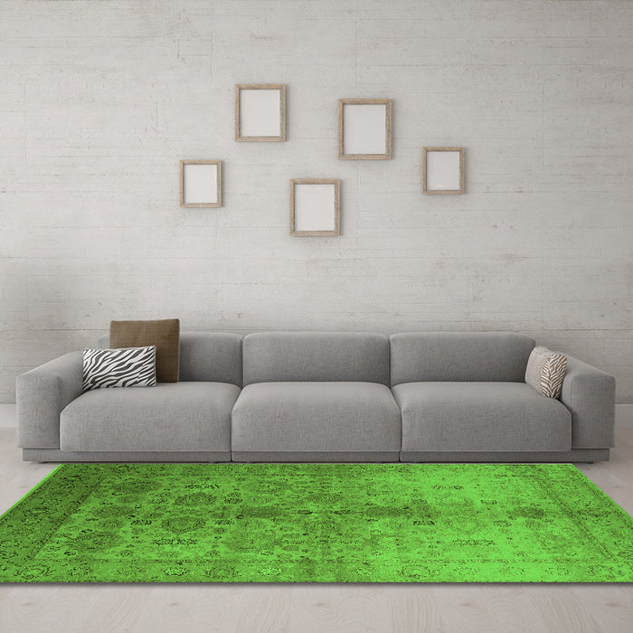 Machine Washable Oriental Green Traditional Area Rugs in a Living Room,, wshurb520grn