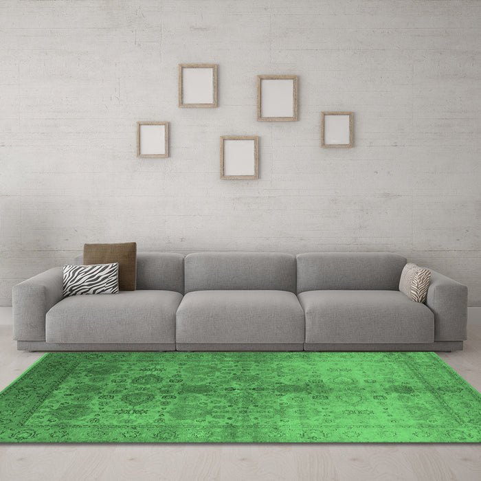 Machine Washable Oriental Emerald Green Traditional Area Rugs in a Living Room,, wshurb520emgrn
