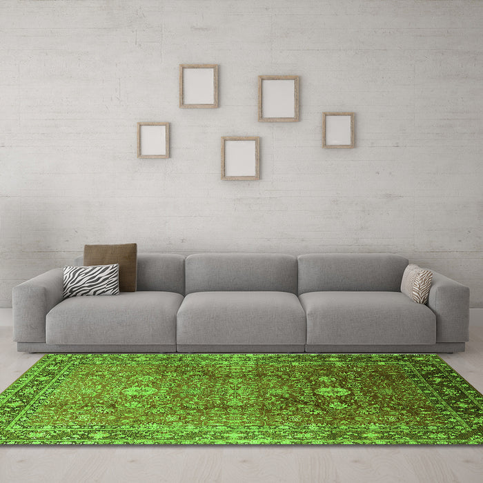 Machine Washable Oriental Green Traditional Area Rugs in a Living Room,, wshurb522grn