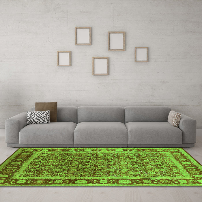 Machine Washable Oriental Green Traditional Area Rugs in a Living Room,, wshurb523grn