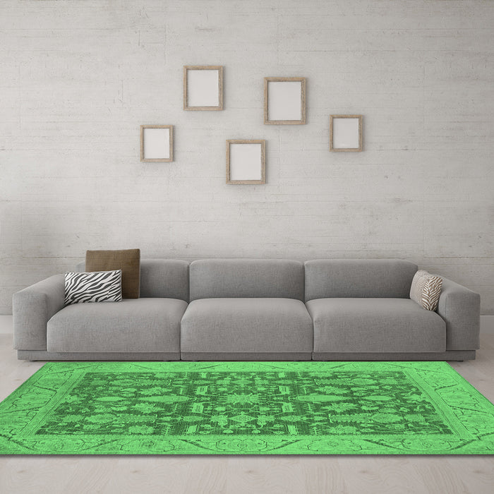 Machine Washable Oriental Emerald Green Traditional Area Rugs in a Living Room,, wshurb526emgrn