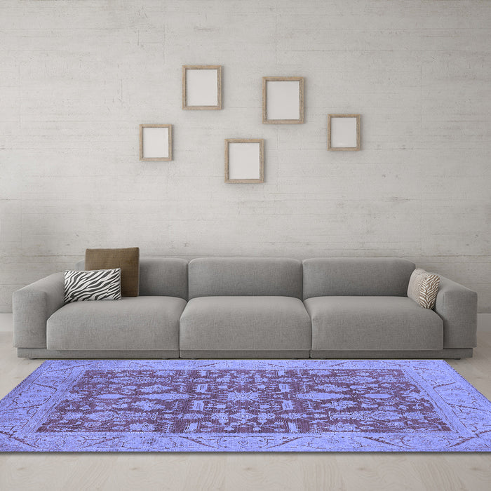 Machine Washable Oriental Blue Traditional Rug in a Living Room, wshurb526blu