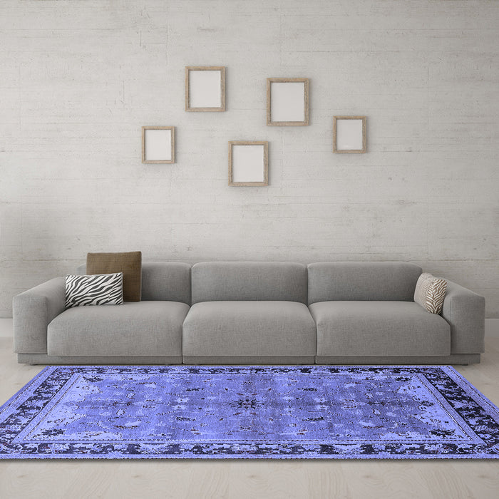 Machine Washable Oriental Blue Traditional Rug in a Living Room, wshurb527blu