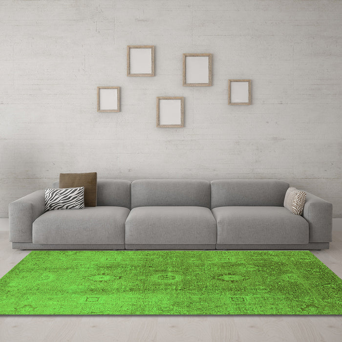 Machine Washable Oriental Green Traditional Area Rugs in a Living Room,, wshurb528grn