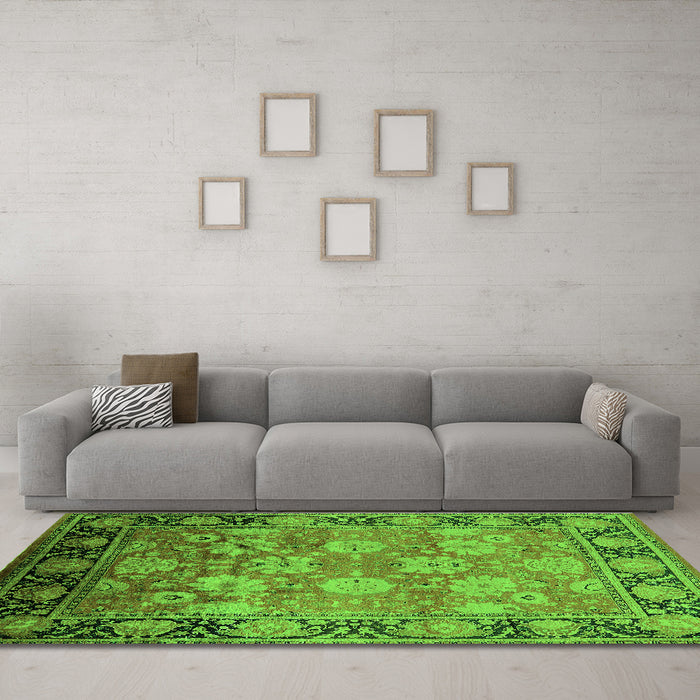 Machine Washable Oriental Green Traditional Area Rugs in a Living Room,, wshurb533grn