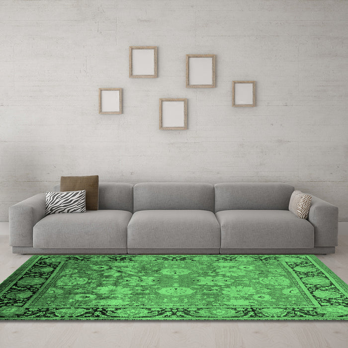 Machine Washable Oriental Emerald Green Traditional Area Rugs in a Living Room,, wshurb533emgrn