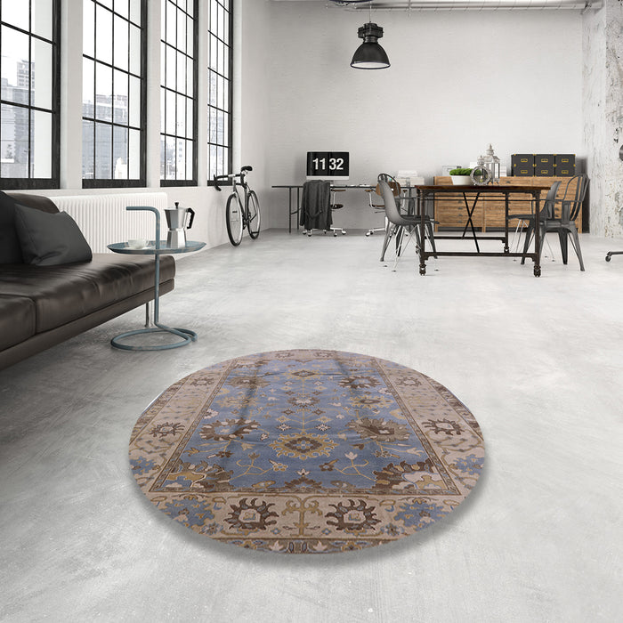 Round Mid-Century Modern Mauve Taupe Purple Oriental Rug in a Office, urb601