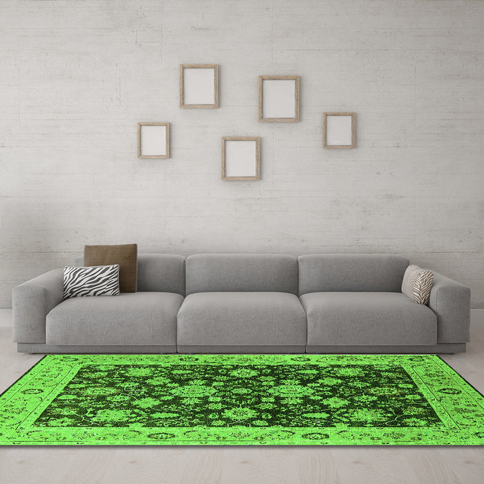 Machine Washable Oriental Green Traditional Area Rugs in a Living Room,, wshurb608grn
