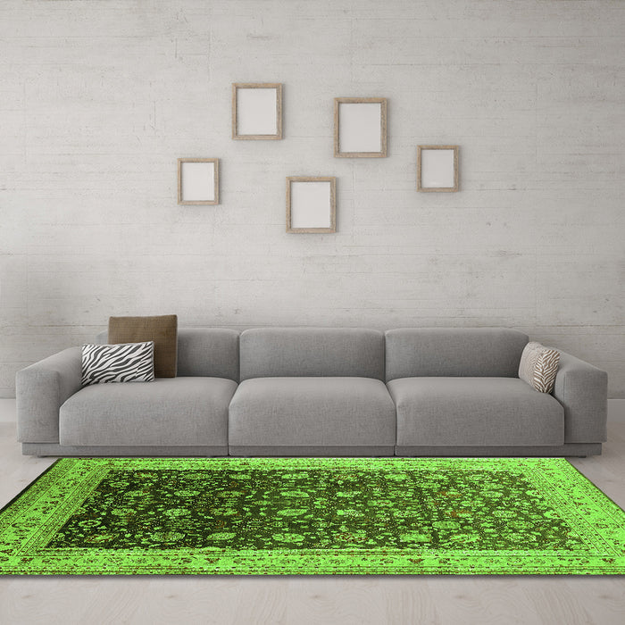 Machine Washable Oriental Green Traditional Area Rugs in a Living Room,, wshurb612grn
